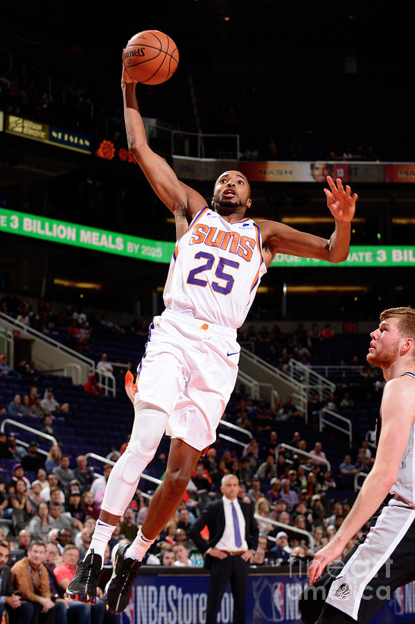 San Antonio Spurs V Phoenix Suns #5 Photograph by Barry Gossage