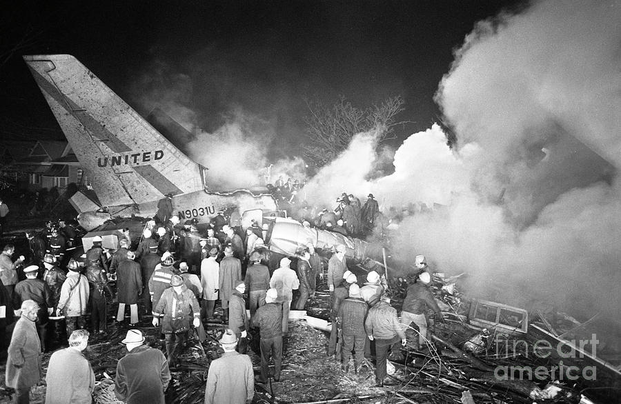 United Airlines Flight 553 Crash Photograph by Bettmann