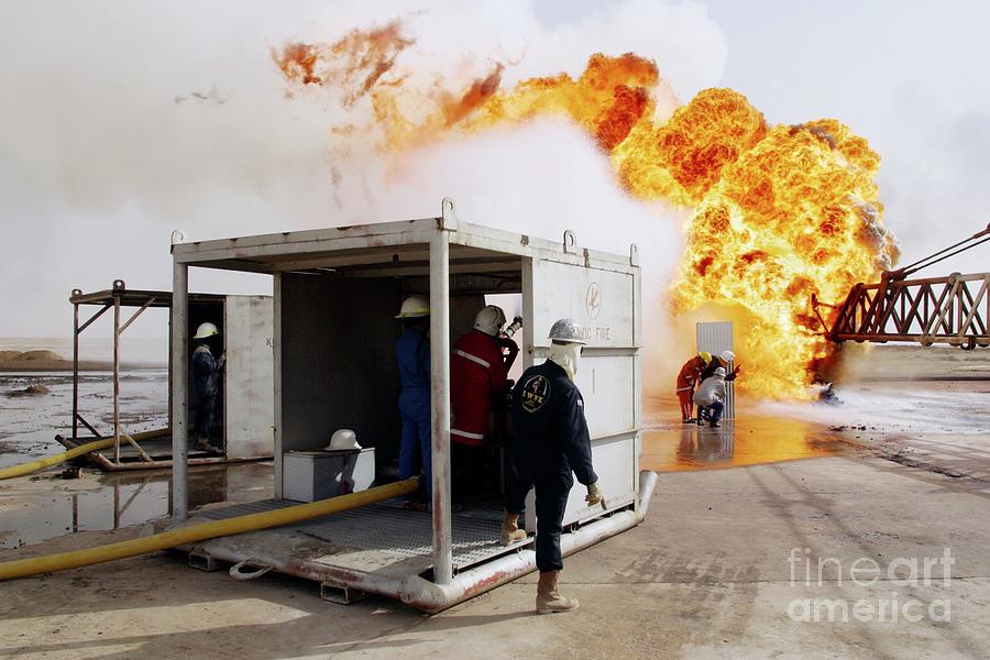 Fighting Iraqi Oil Well Fires #7 Photograph by Peter Menzel/science Photo Library