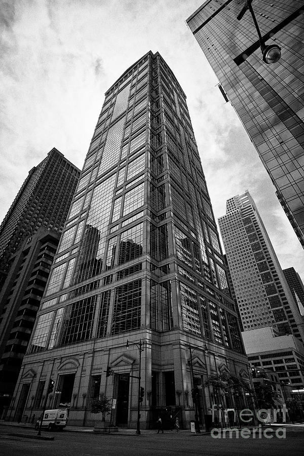 Chicago Photograph - 77 West Wacker Drive Formerly The United Building Chicago Illinois United States Of America by Joe Fox