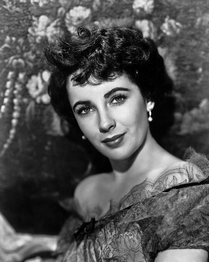 Portrait Of Elizabeth Taylor Photograph by Globe Photos - Fine Art America