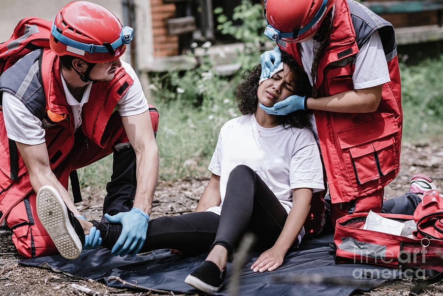 helpful-young-man-giving-first-aid-to-an-injured-woman-after-bicycle