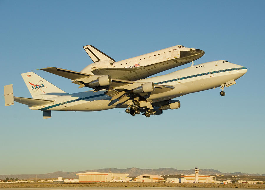 space shuttle endeavour removed from 747