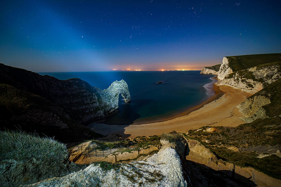 A beautiful night at Durdle door in England. Photograph by George ...