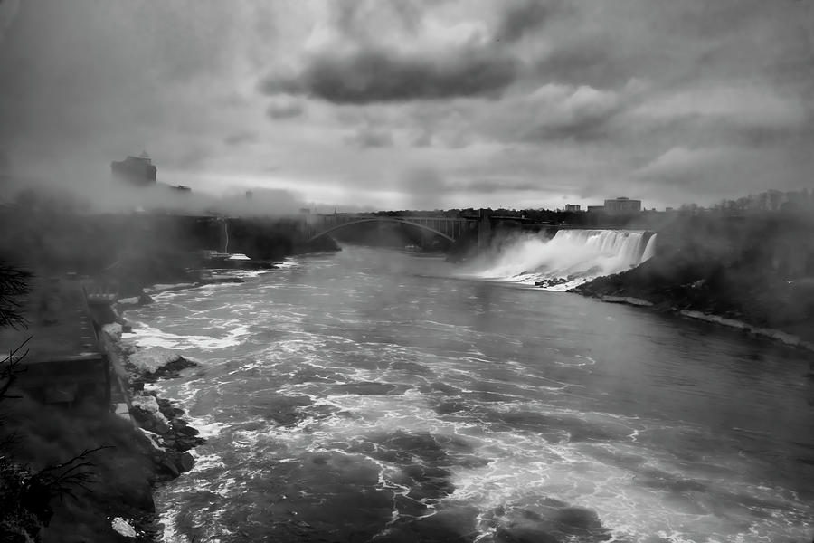 A Black and white view of Niagria Falls Photograph by Sven Brogren