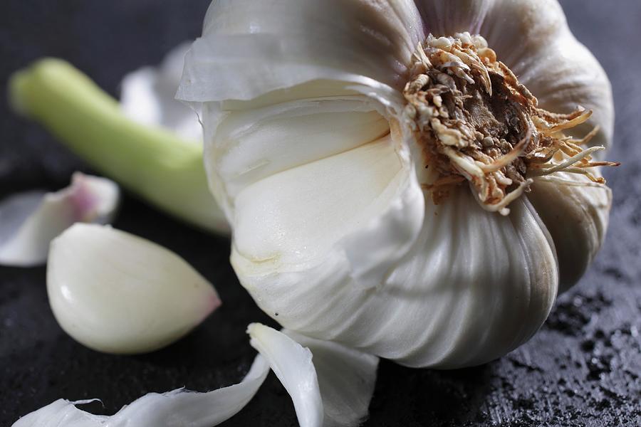 A Bulb Of Fresh Garlic close Photograph by Frank Weymann