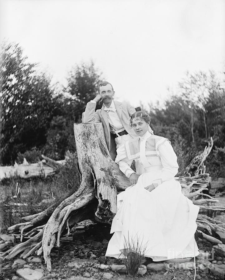A Couple Of The 1890s By Tree Stump Photograph by Bettmann