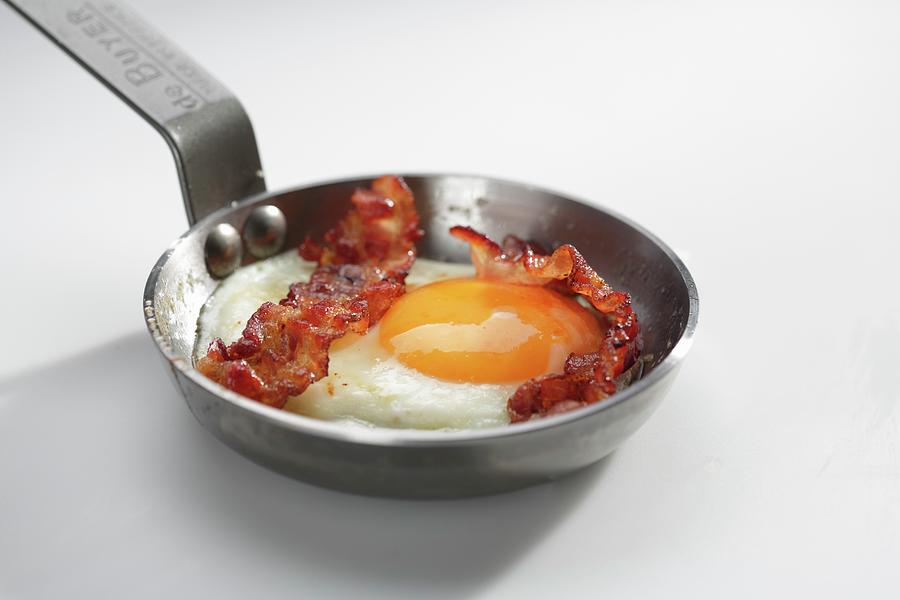 A Fried Egg With Bacon In A Pan Photograph by Frank Weymann