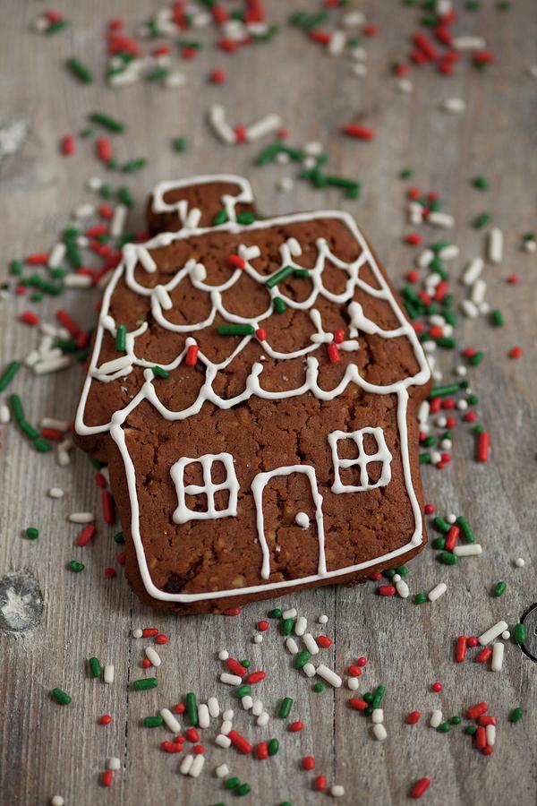 A House-shaped Gingerbread Biscuit Photograph by Eising Studio