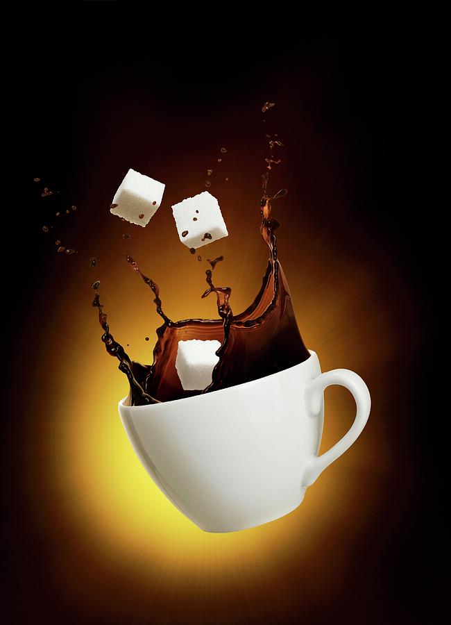 Кофейные кубики. Всплеск кофе. Кофе в кубиках. Чашка кофе с кубиком сахара. Кофе с молоком.