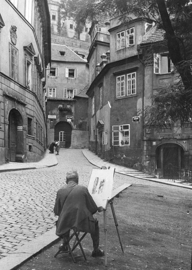 A Street Artist Photograph by Hulton Archive