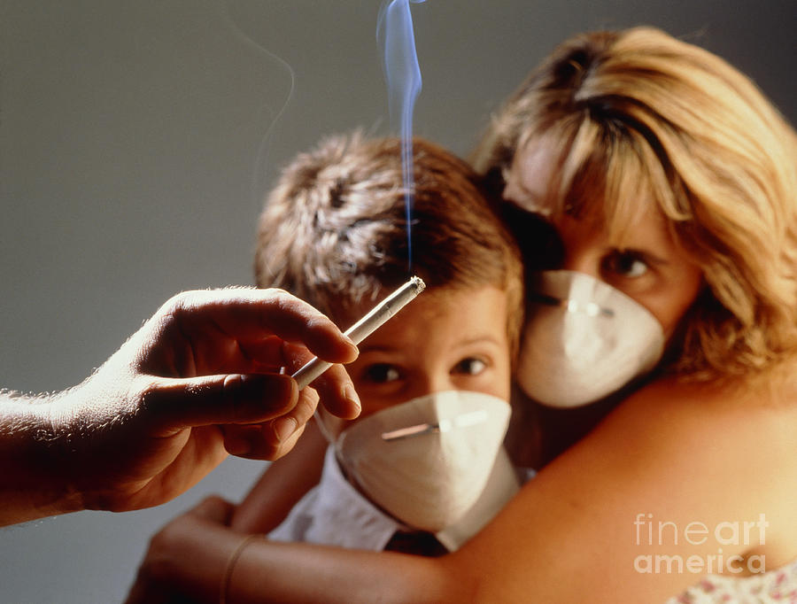 Вредные привычки в семье. Пассивное курение ребенка. Пассивное курение. Опасность пассивного курения картинка. Пассивное курение ребенка.