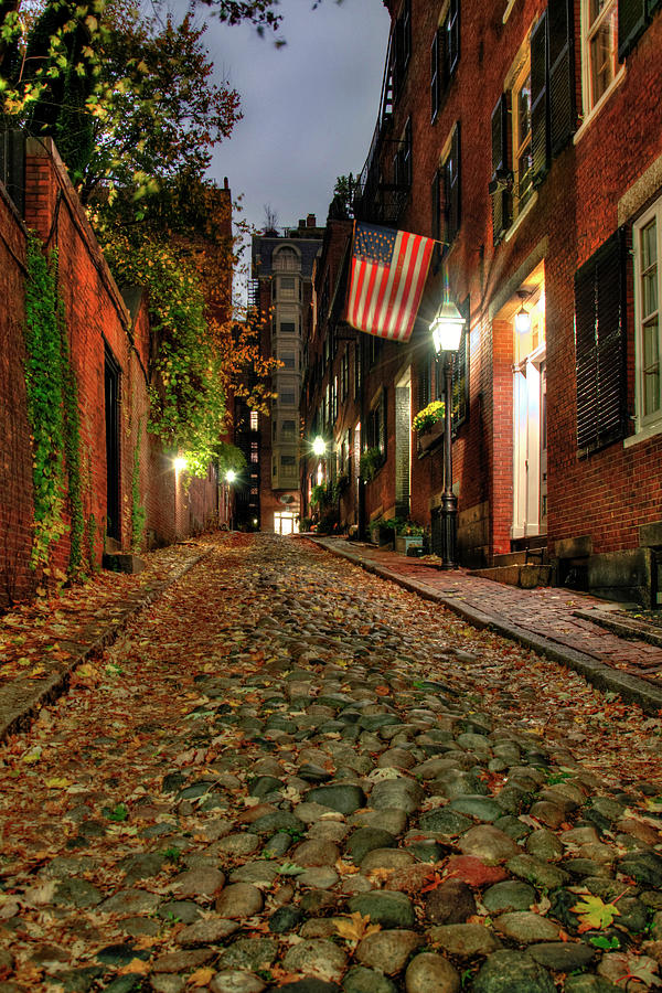 Acorn Street at night, in Beacon Hill, Boston, Massachusetts Stock Photo -  Alamy