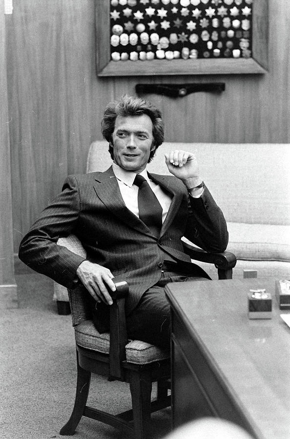 Clint Eastwood Photograph - Actor Clint Eastwood on the set of the 1971 movie, Dirty Harry. by Bill Eppridge Clint Eastwood Photograph - Actor Clint Eastwood on the set of the 1971 movie, Dirty Harry. by Bill Eppridge