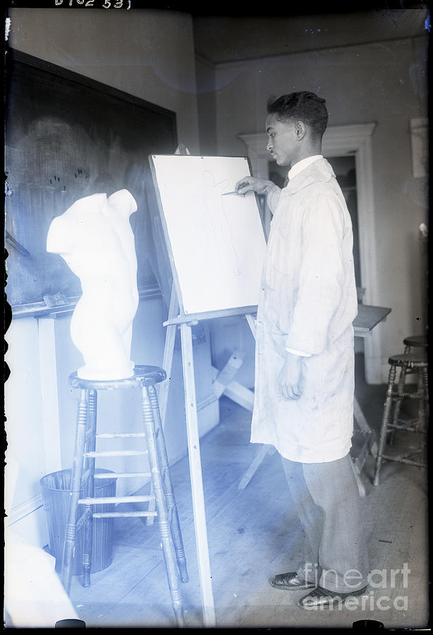 African Am Art Student At Canvas 1926 Photograph by Bettmann