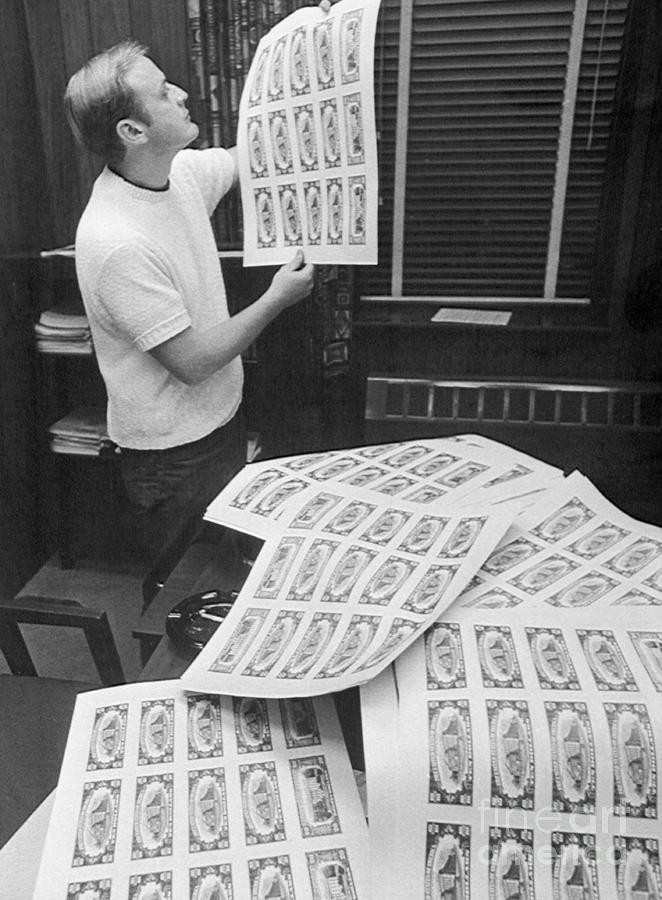 Agent Examines Sheets Of Counterfeit $10 Photograph by Bettmann