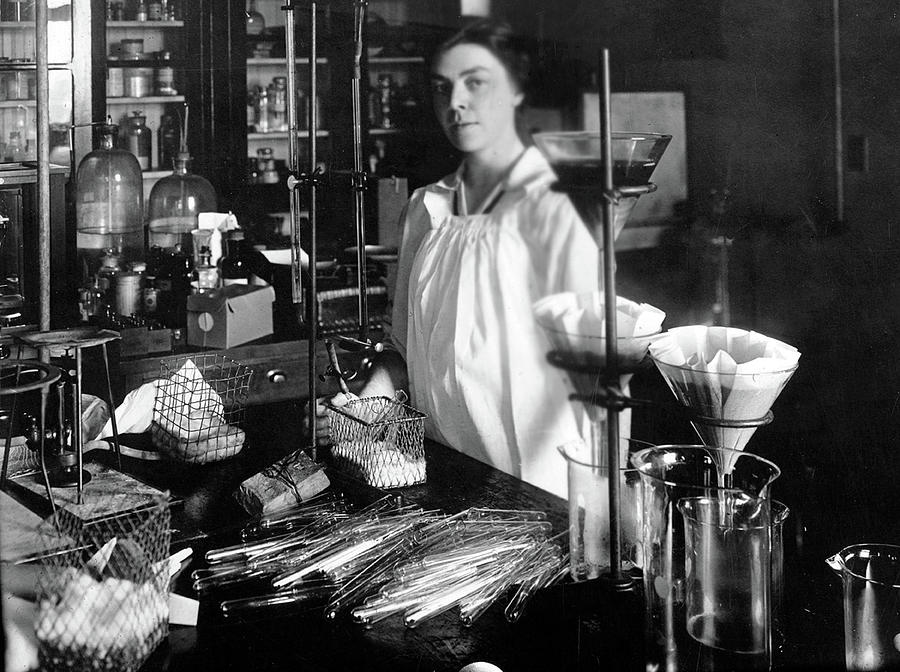 Agnes J. Quirk, American Bacteriologist Photograph by Science Source