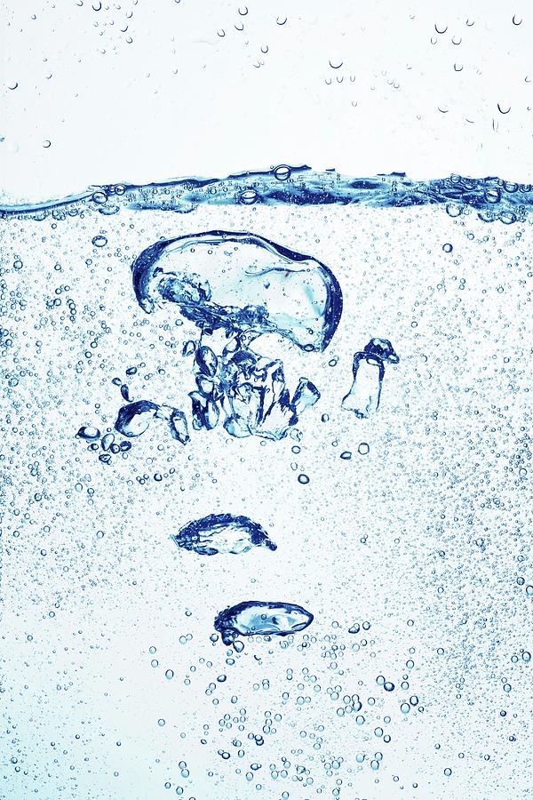Air Bubbles In Water close-up Photograph by Krger & Gross