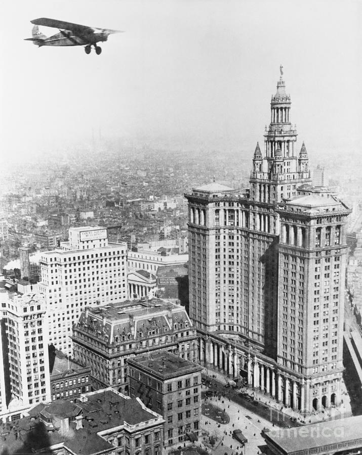 Aircraft Flying Over New York Photograph by Bettmann