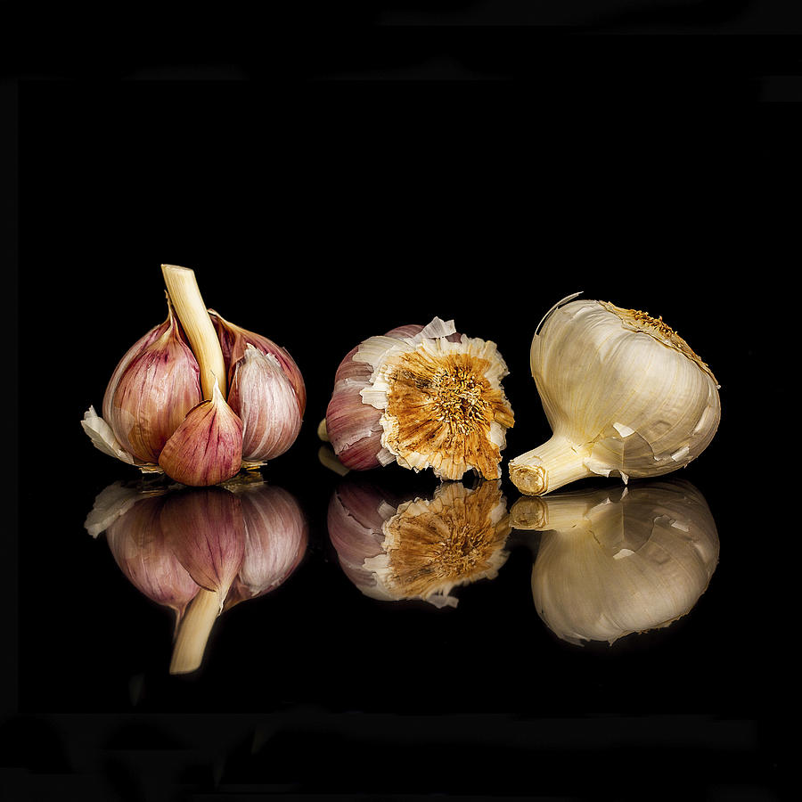 Still Life Photograph - Ajos Y Reflejos - Garlic And Reflection by Juan Carlos Hervs Martnez