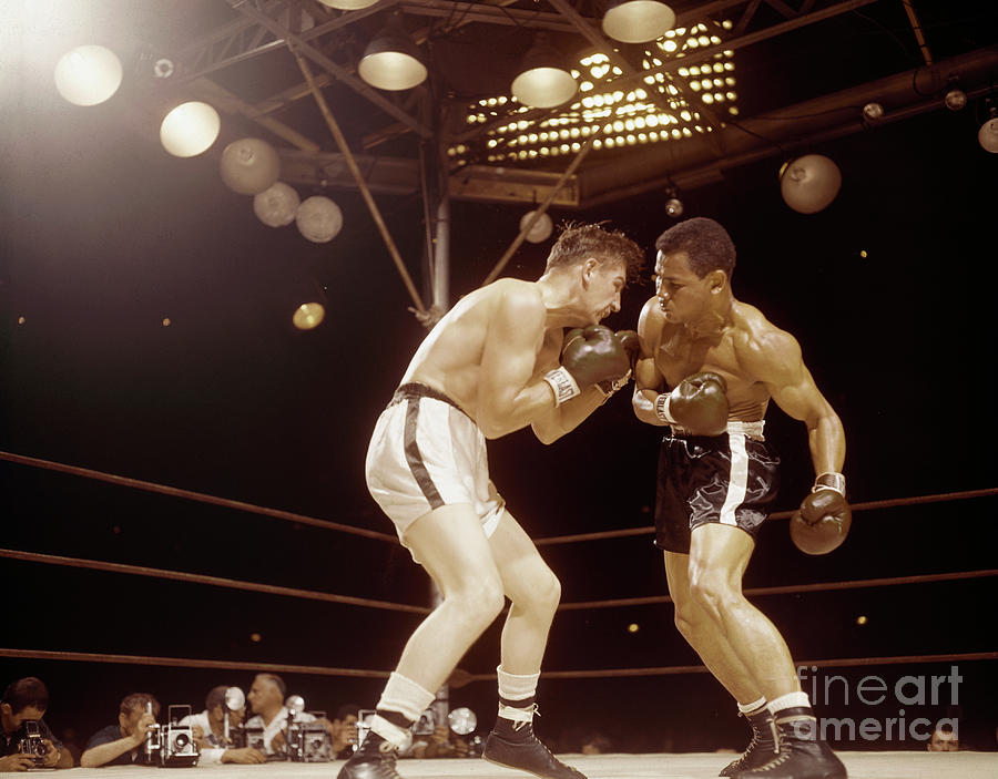 Al Andrews Punching Jose Torres Photograph by Bettmann