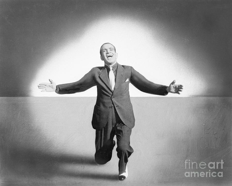 Al Jolson Singing With Arms Outstretched Photograph by Bettmann
