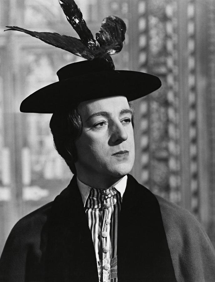 ALEC GUINNESS in KIND HEARTS AND CORONETS -1949-. Photograph by Album