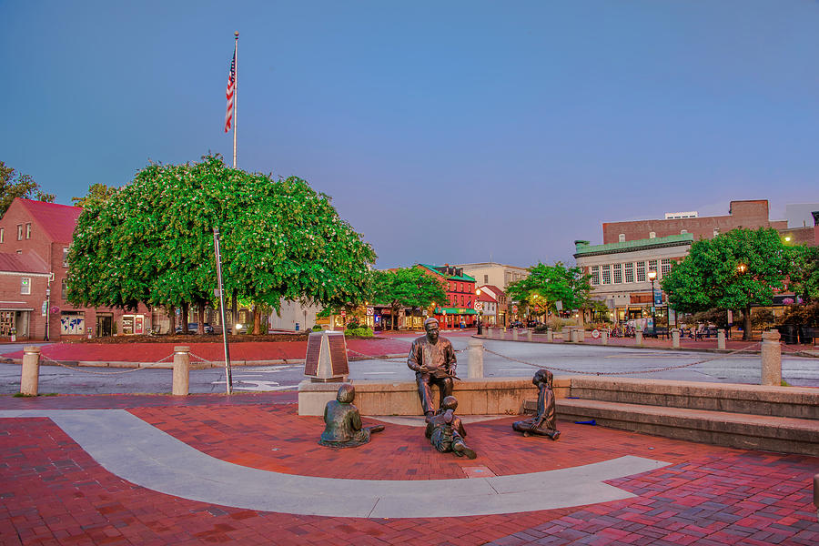 Alex Haley Statue - Annapolis Maryland Photograph by Bill Cannon