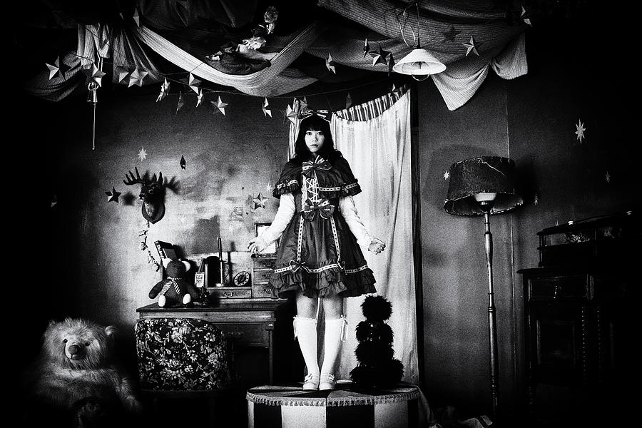 Black And White Photograph - Alice In Wonderland by 7 Flavor C/p