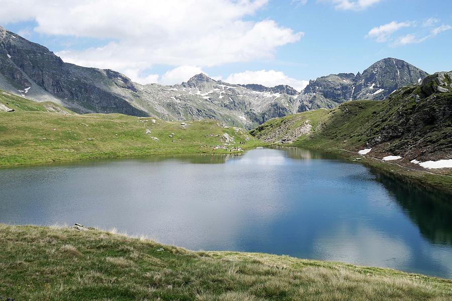 Alpine landscape with lake and mountains . Lake Pocia , Palasinaz ...