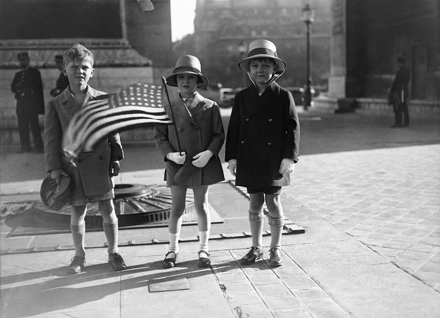 Paris Photograph - American Children At The Arc De Triomphe by Keystone-france