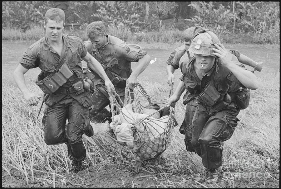 American Soldiers Carrying Wounded Photograph by Bettmann
