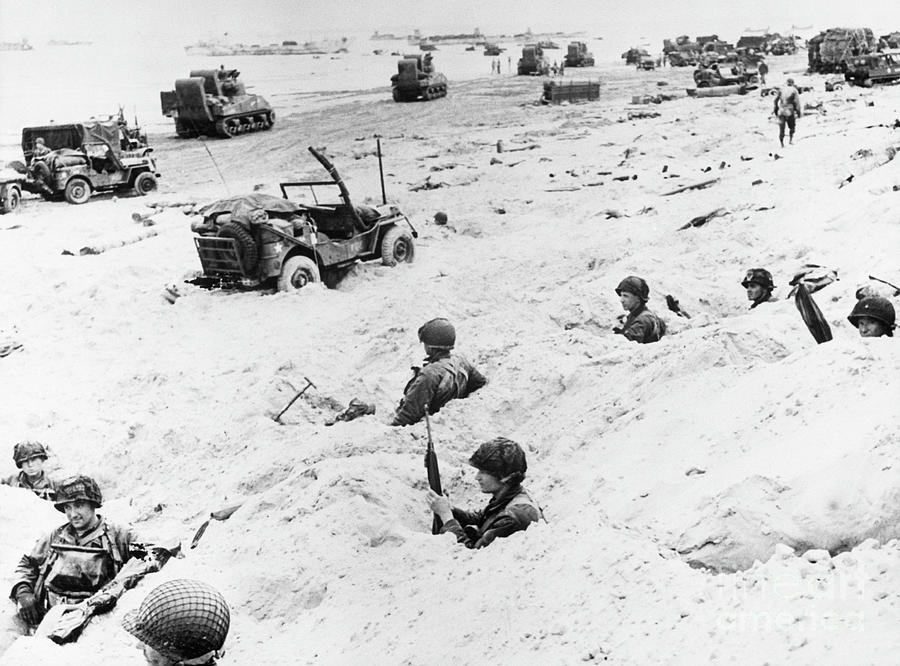 American Soldiers In Foxholes On D-day Photograph by Bettmann