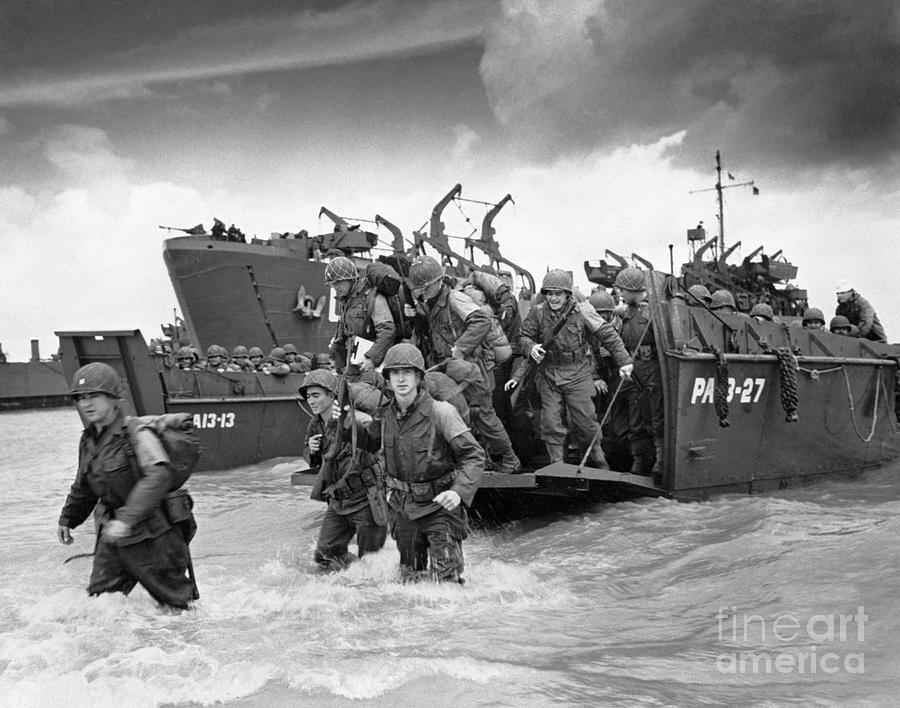 American Soldiers Landing At Normandy Photograph by Bettmann