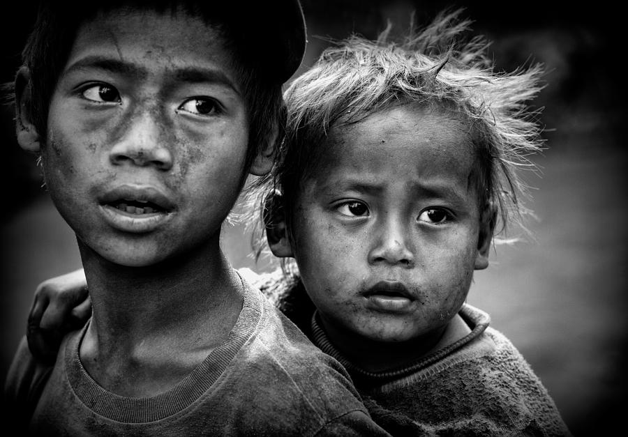 Black And White Photograph - Ann Tribe Children (myanmar) by Joxe Inazio Kuesta Garmendia