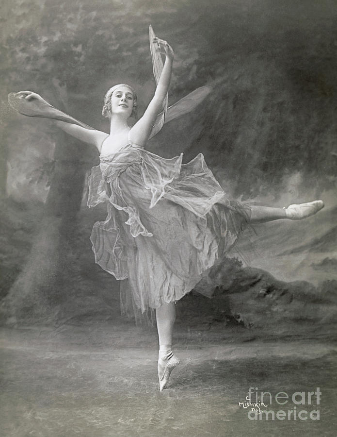 Anna Pavlova Dancing Photograph by Bettmann