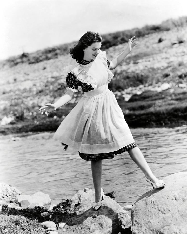 Anne Baxter . Photograph by Album