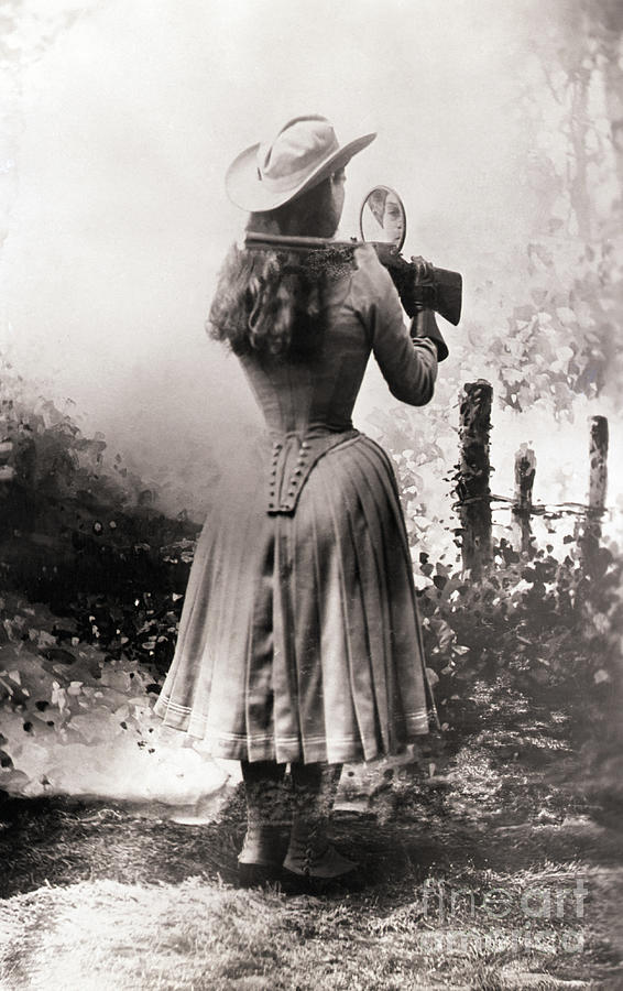 Annie Oakley Shooting Over Shoulder Photograph by Bettmann