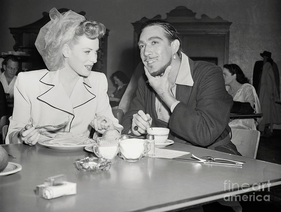 Anthony Quinn And Maureen Ohara Lunching Photograph by Bettmann