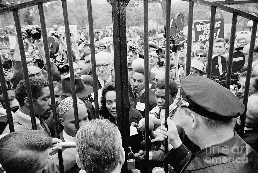 Anti-war Protesters At White House Gate Photograph by Bettmann