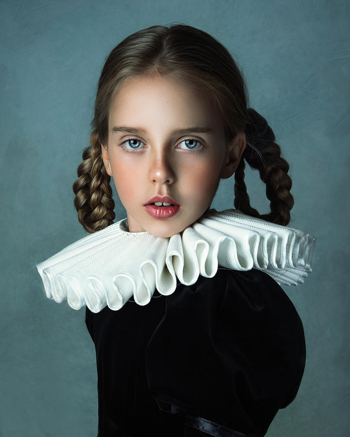 Portrait Photograph - Antonina by Hanna Derecka