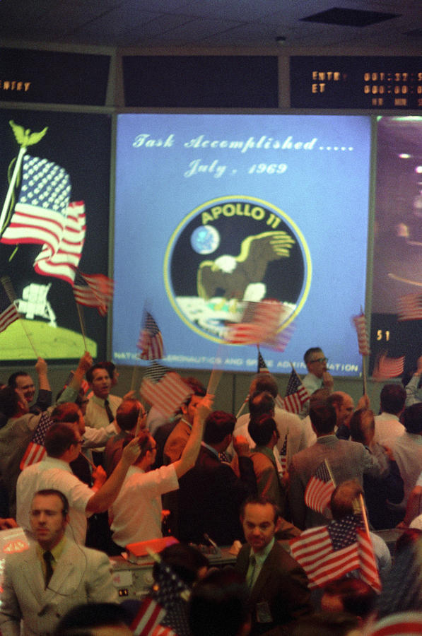 Apollo 11, Mocr Celebrating Splashdown Photograph by Science Source