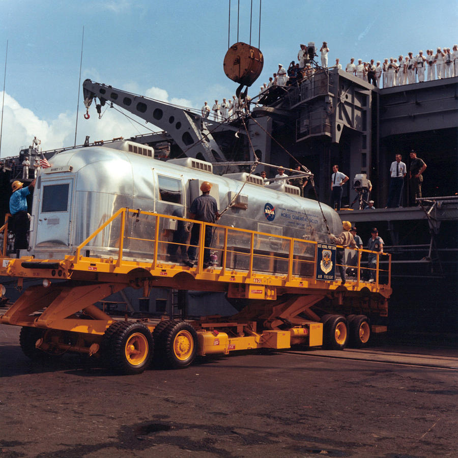 Apollo 11, Offloading Mqf From Uss Photograph by Science Source