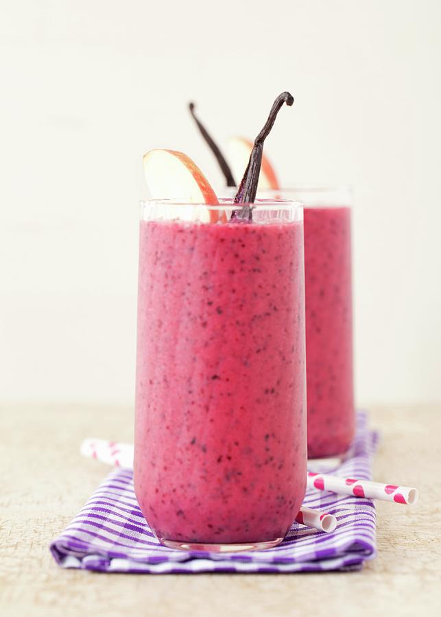 Apple And Blackcurrant Smoothie Photograph by Jane Saunders