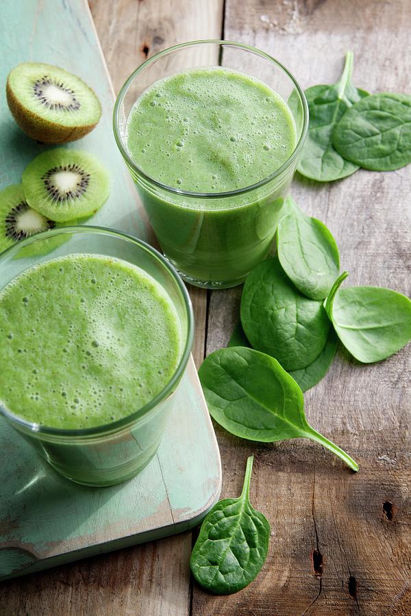 Apple, Spinach And Kiwis Smoothies Photograph by Victoria Firmston