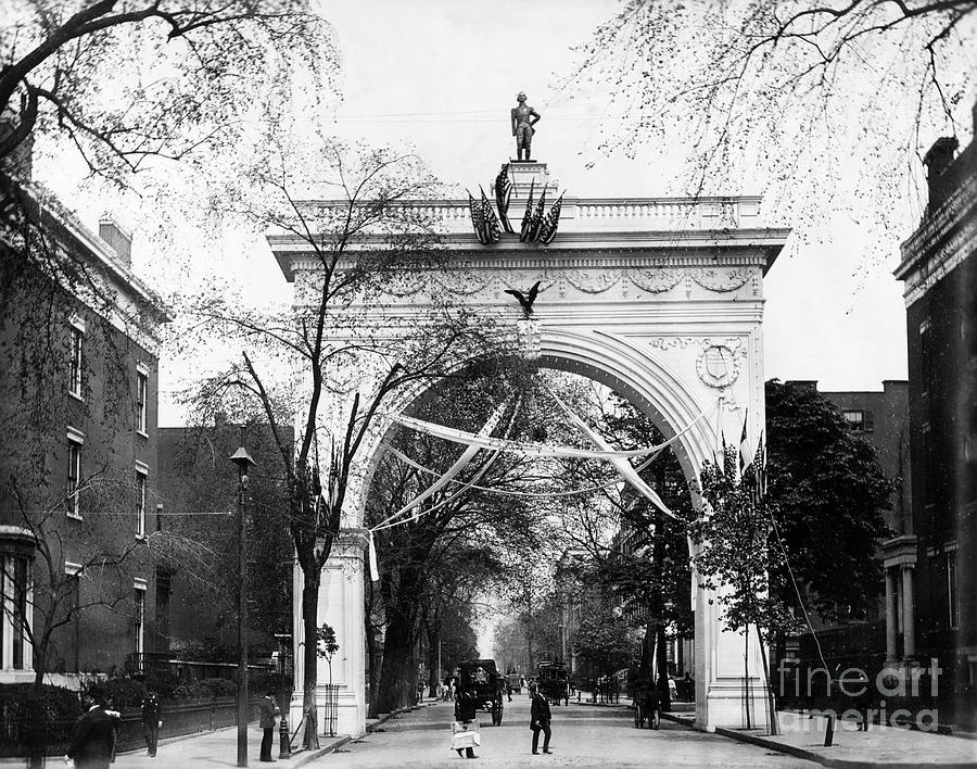 Arch In Washington Square Photograph by Bettmann