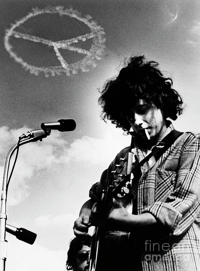 Arlo Guthrie Performing Live At Tufts Photograph by Bettmann