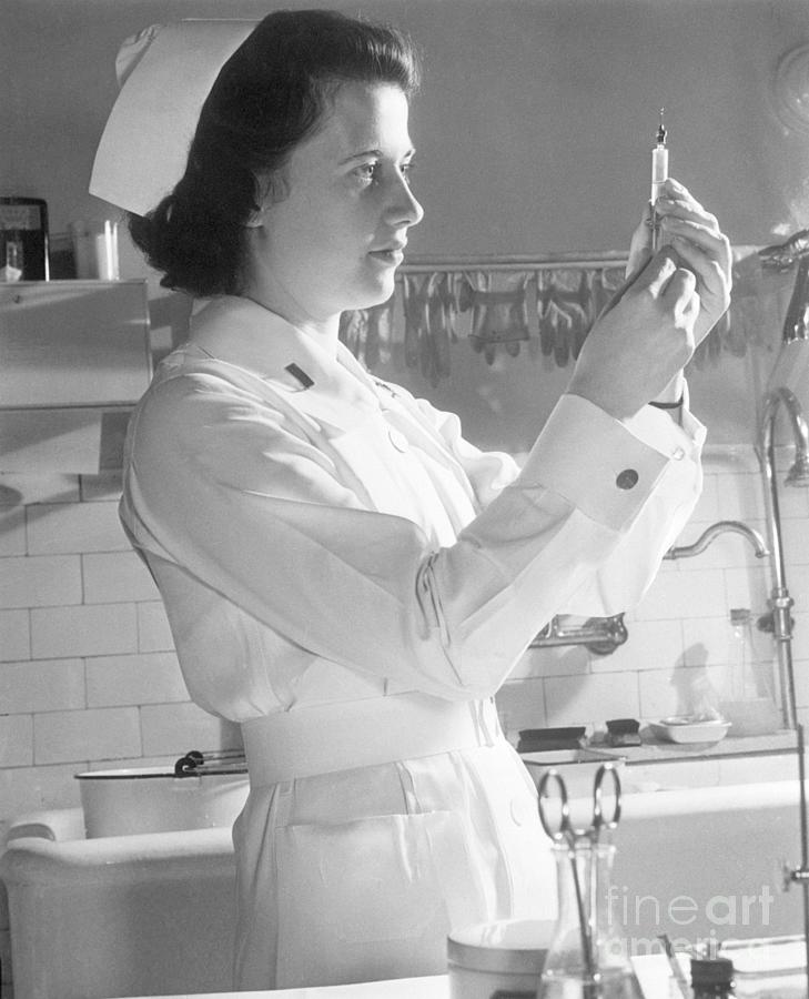 Army Nurse Preparing Injection Photograph by Bettmann
