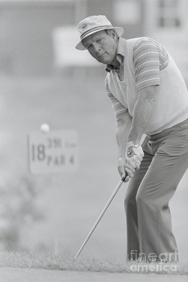 Arnold Palmer Chipping Golf Ball Photograph by Bettmann