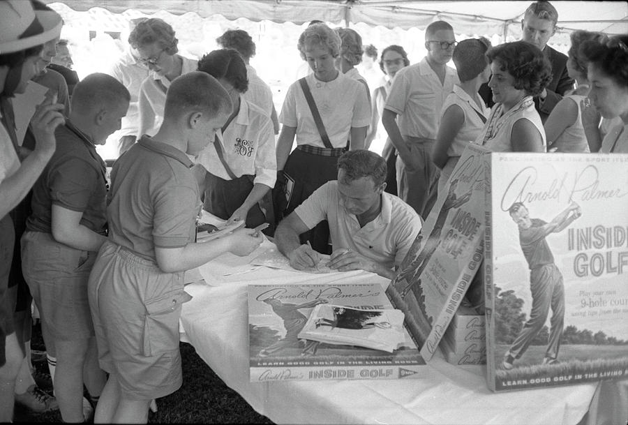 Arnold Palmer Photograph - Arnold Palmer Signs Autographs by John Dominis